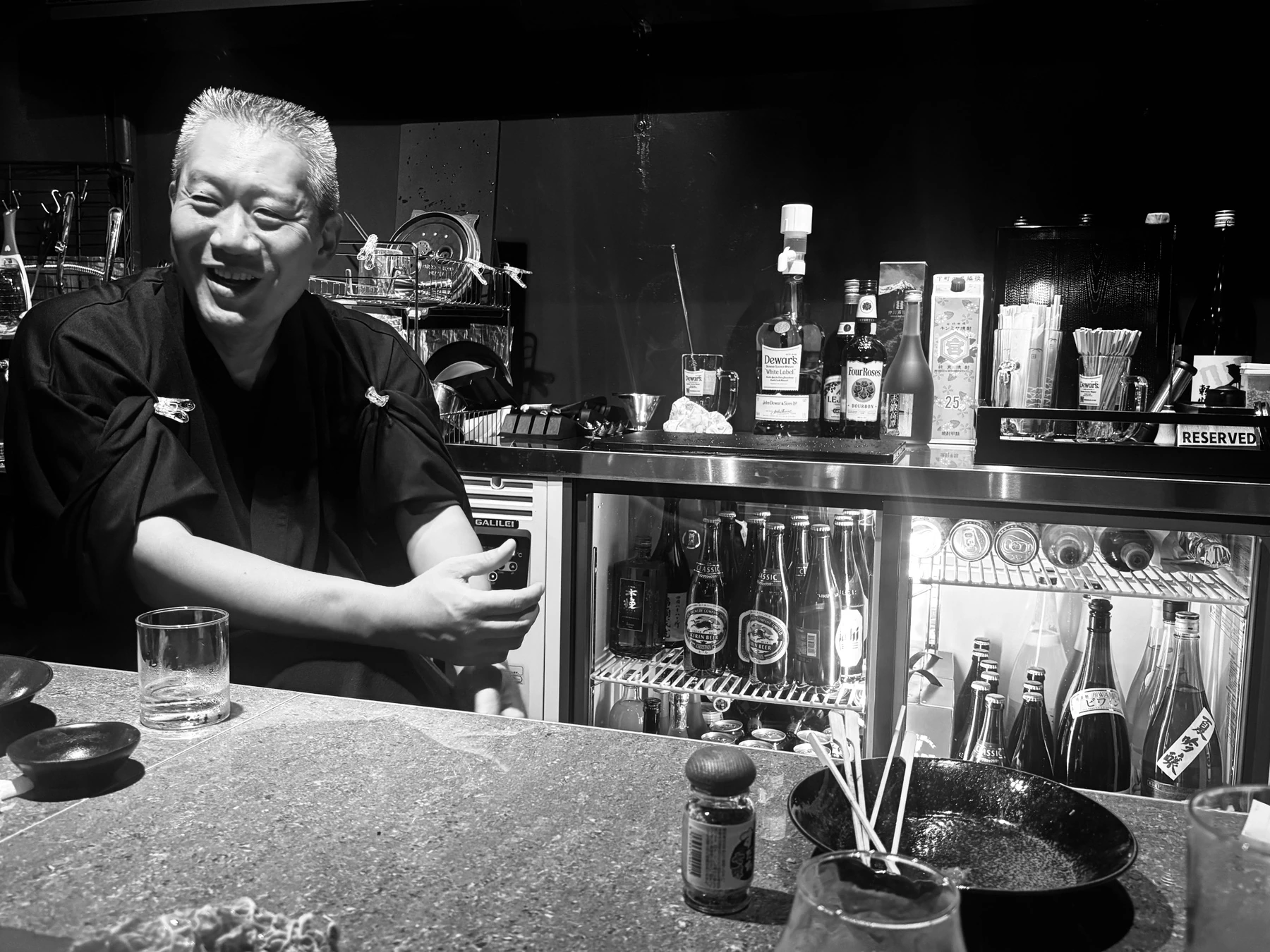 空道のカウンターで笑顔を見せる店主