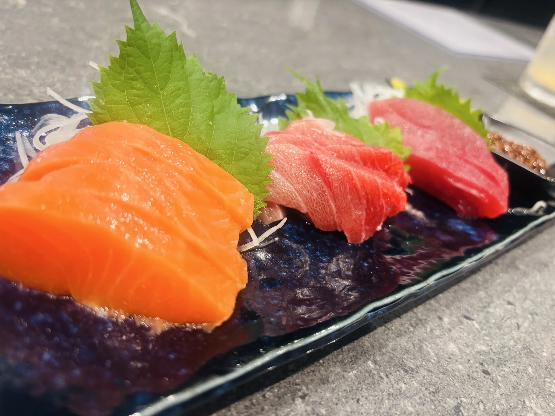空道で提供する鮪とサーモンの刺身