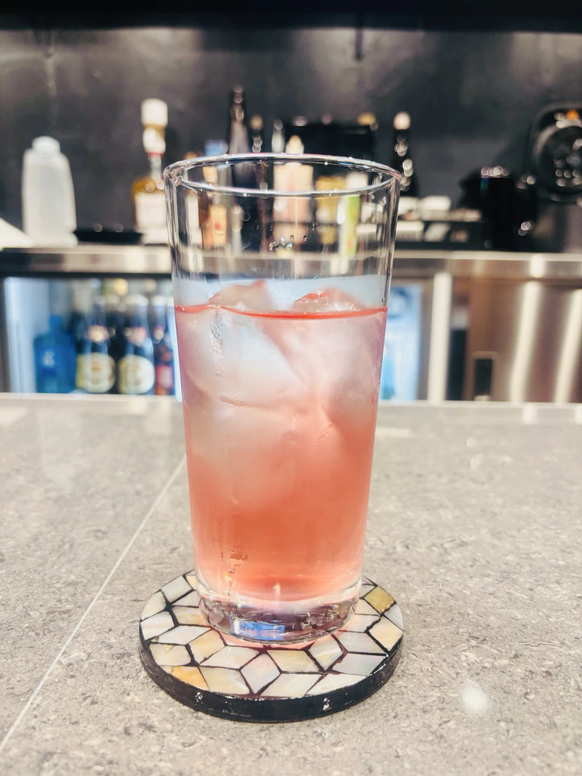 カウンターで提供する季節の一杯